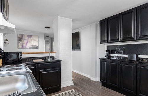 Salem House | *Spooky Halloween 2BR|Downtown+Parking|Hocus Pocus
