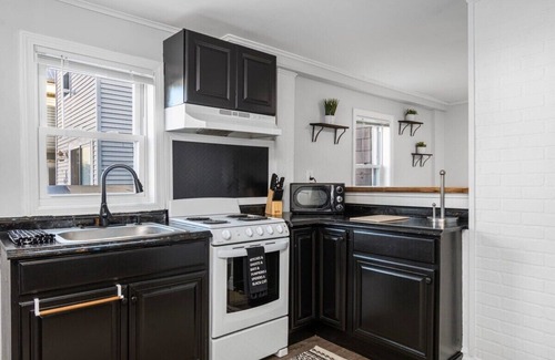 Salem House | *Spooky Halloween 2BR|Downtown+Parking|Hocus Pocus