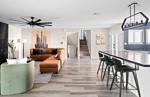 Glendale House | Sportscourt Hot Tub & Pool Game Room Cornhole BBQ