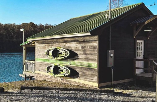 Brookport House | Sportsman Cabin on 80 Acre Lake- Near Shawnee