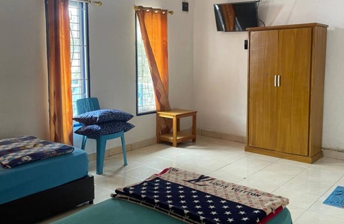 Pekanbaru Hotel | SPOT ON 93378 Lona Guest House SyariahNearScience Park Universitas Riau