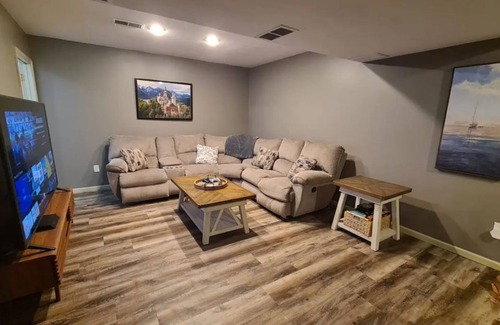 Plymouth Apartment | Sprawling 2BR garden apt near Mpls