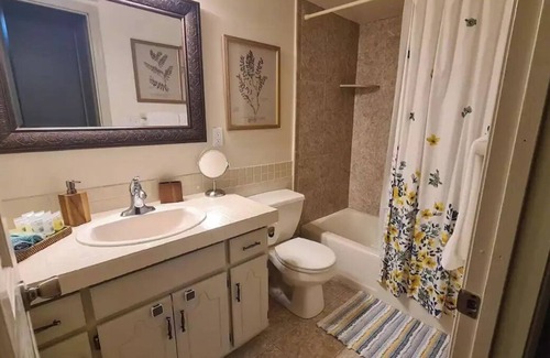 Plymouth Apartment | Sprawling 2BR garden apt near Mpls