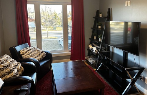 Barrie Apartment | Sprawling Luxurious and Cozy 3 Bed with Parking for 2!