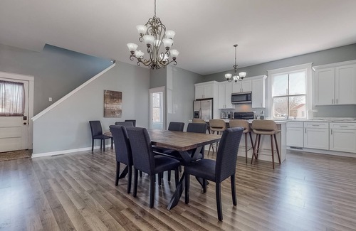 Aurora House | Spread out - Renovated 5BR+Loft, Sleeps 12+