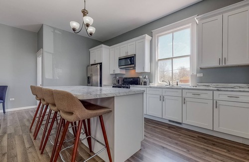 Aurora House | Spread out - Renovated 5BR+Loft, Sleeps 12+
