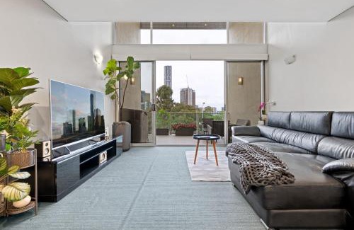 Spring Hill Apartment | Spring Hill 2BR with Pool and Balcony Views