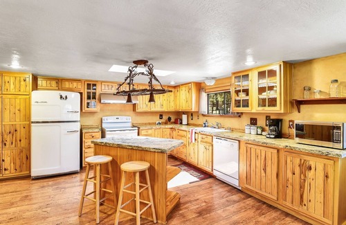 Parks Cabin | Spring Valley Retreat | 5 Historic Cabins | Sleeps 24 | Near Grand Canyon & Flagstaff