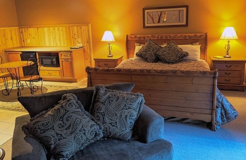 Prudenville Bed & Breakfast | Springbrook Inn Hartwick Pines