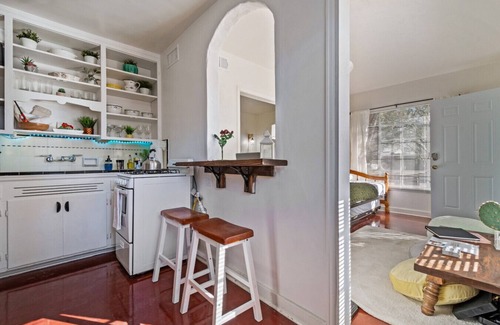 Blenman-Elm House | Springtime Oasis! Sun-Kissed 1BR Near UofA