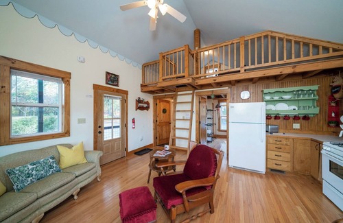 Ore City Cottage | Sproul Lakeside Cottage, 1 Bedroom Plus Loft on Lake O' the Pines, ADA