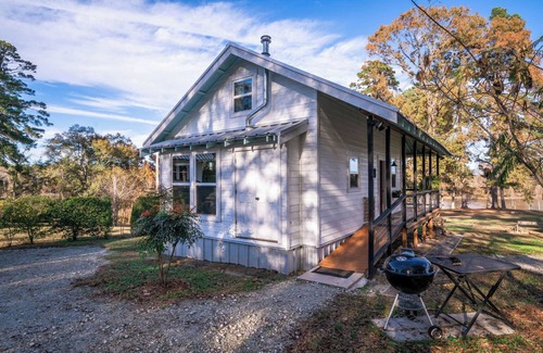 Ore City Cottage | Sproul Lakeside Cottage, 1 Bedroom Plus Loft on Lake O' the Pines, ADA