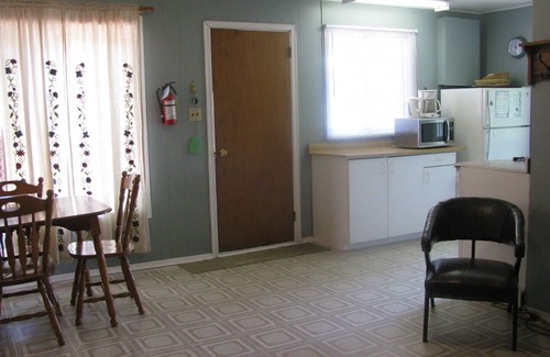 Isaacs Glen Cottage | Spruce Cottage at Shiloh Cottages - Fenelon Falls