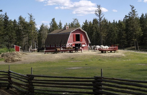 108 Mile Ranch Hotel | Spruce Hill Resort & Spa