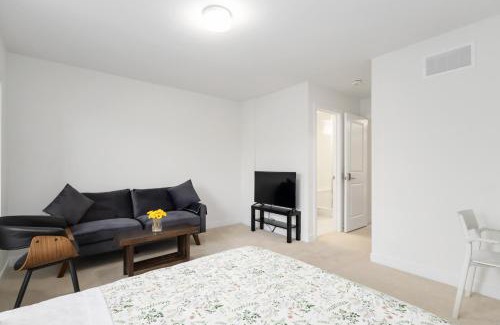 Bendale House | SPRUCE Private Suite with attached Full Bathroom in Toronto, Canada