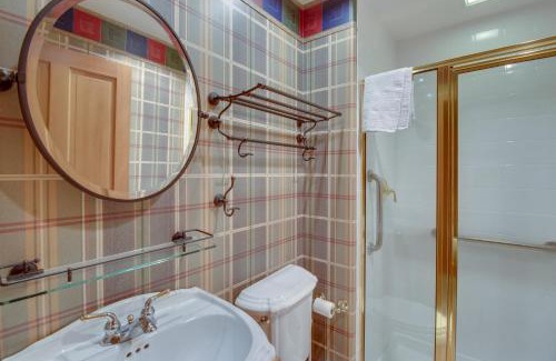 Edwards Apartment | Spruce Tree Lodge #208