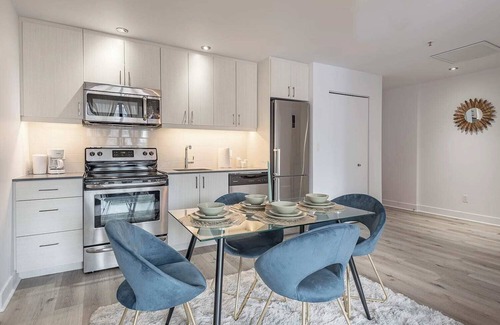 Old Montreal Apartment | Square Victoria - Sleeps 6 - Indoor Parking