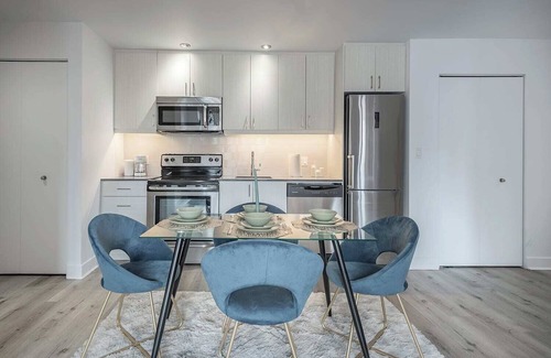 Old Montreal Apartment | Square Victoria - Sleeps 6 - Indoor Parking