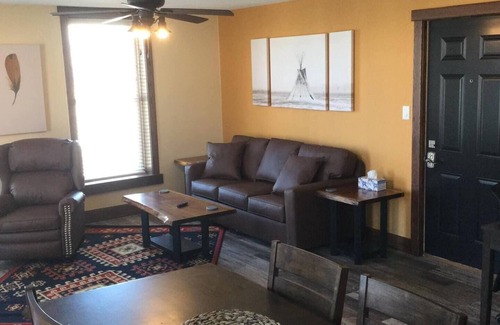 Unionville Apartment | Square View Inn Suite 5