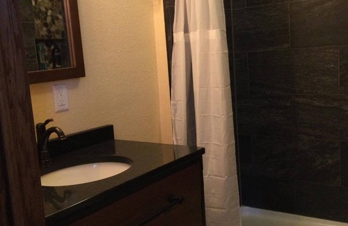 Unionville Apartment | Square View Inn Suite 5
