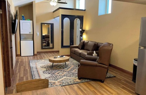 Unionville Apartment | Square View Inn Suite 2