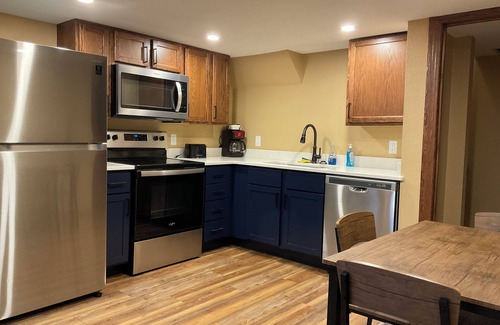 Unionville Apartment | Square View Inn Suite 2