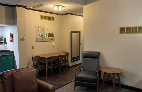 Unionville Apartment | Square View Inn Suite 3