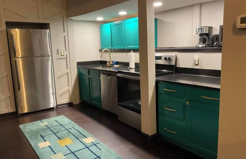 Unionville Apartment | Square View Inn Suite 3