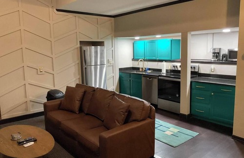 Unionville Apartment | Square View Inn Suite 3