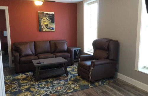 Unionville Apartment | Square View Inn Suite 4