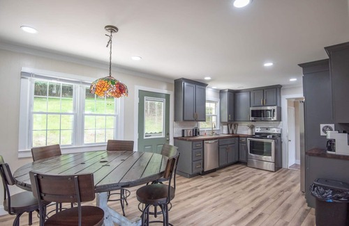 West Jefferson House | Squatchs Den - Game Room + Dog Friendly + Fire pit