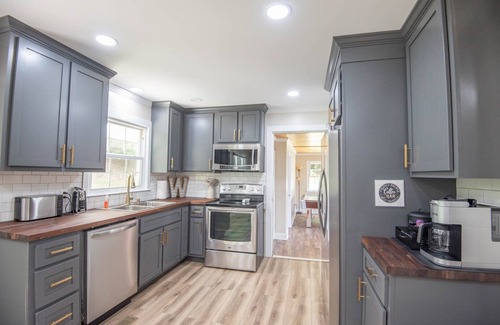 West Jefferson House | Squatchs Den - Game Room + Dog Friendly + Fire pit