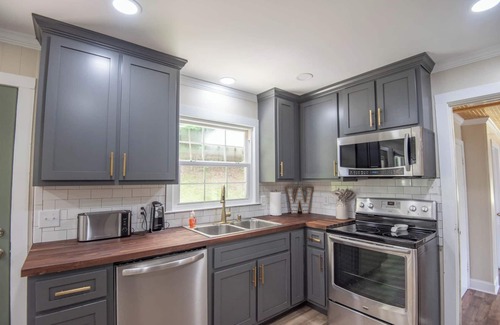 West Jefferson House | Squatchs Den - Game Room + Dog Friendly + Fire pit