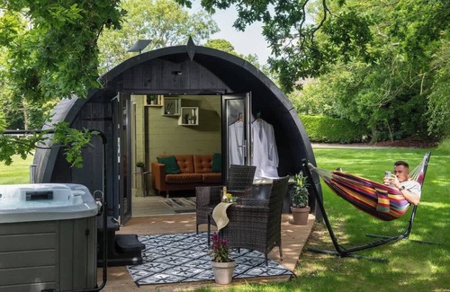 Malmesbury Cabin | Squirrels Drey | Hot Tub Stay in the Cotswolds