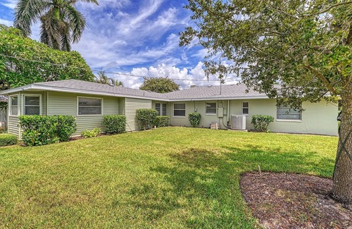 Saint Armands Key House | St Armand’s charmer with 3 bedroom, 2 bath Plus Sunroom. Minutes to Lido Beach