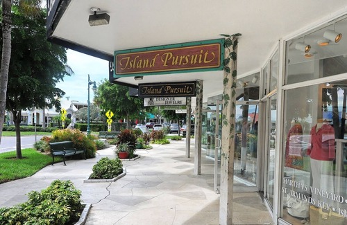 Saint Armands Key House | St Armand’s charmer with 3 bedroom, 2 bath Plus Sunroom. Minutes to Lido Beach