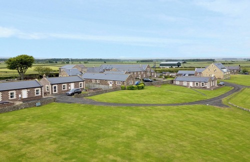 South Charlton Cottage | ST. CRUZ, with pool in Embleton