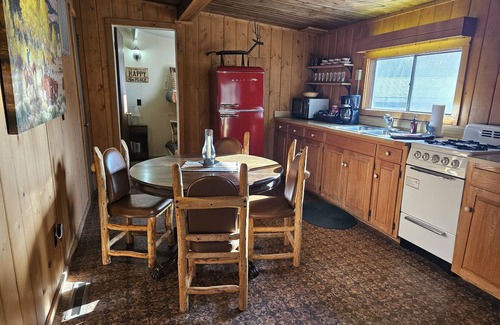 Nathrop Cabin | St. Elmo Cabin at Deer Valley Ranch - Geothermal Pools onsite!