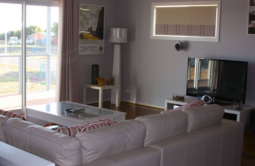 Port Hughes House | St Ives at Pt Hughes - A contemporary take on the "Beach House" for up to x10.