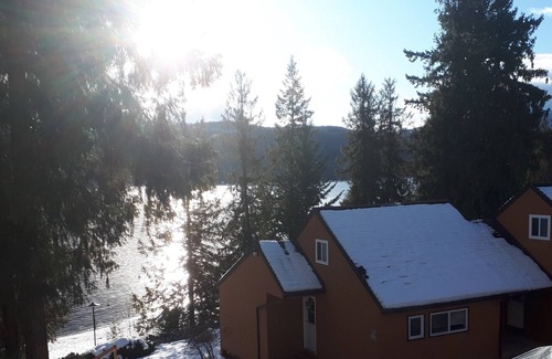 Anglemont House | St. Ives Resort on Shuswap - 1 bdrm w/loft, lakefront, pet friendly, dock, buoys