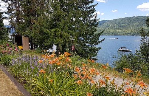Anglemont House | St. Ives Resort on Shuswap Lake - 3 bdrm w/loft, lakefront, pet friendly, dock+