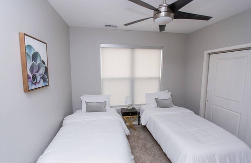 DeBaliviere Place Apartment | St. Louis | Central 2BD/2BA Forest Park Apartment