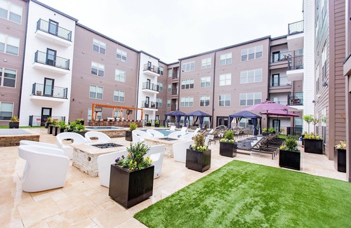 DeBaliviere Place Apartment | St Louis Luxurious 2BD 2BA Forest Park Apartment