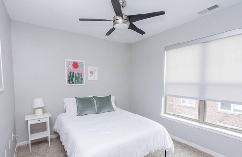 DeBaliviere Place Apartment | St. Louis | Sleek 2BD/2BA Forest Park Apartment