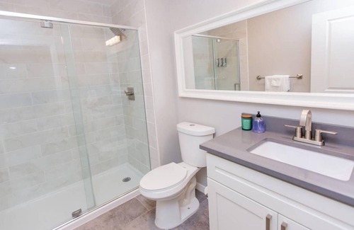 DeBaliviere Place Apartment | St. Louis | Sleek 2BD/2BA Forest Park Apartment
