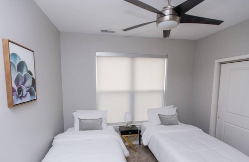 DeBaliviere Place Apartment | St. Louis | Sleek 2BD/2BA Forest Park Apartment