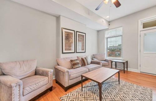 St. Louis House | St Louis Tower Grove Two-Story Townhome Perfect for Groups Side B