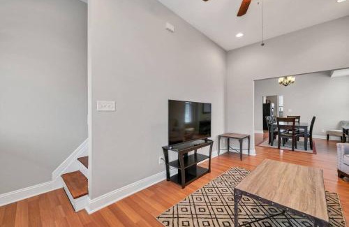 St. Louis House | St Louis Tower Grove Two-Story Townhome Perfect for Groups Side B