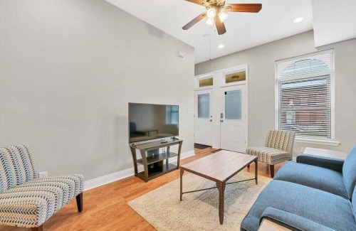 St. Louis House | St Louis Tower Grove Two-Story Townhome Perfect for Groups Side A
