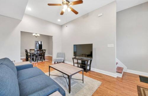 St. Louis House | St Louis Tower Grove Two-Story Townhome Perfect for Groups Side A